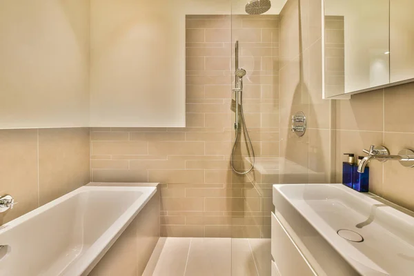 在淋浴间旁边的角落里设有浴缸 水池和镜子的浴室是白色的 — 图库照片