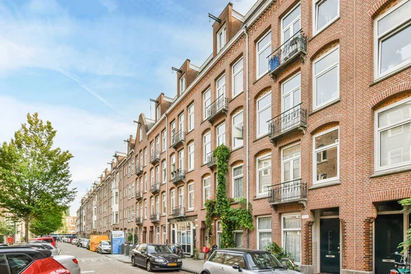 Амстердам Нидерланды Апреля 2021 Года Городская Улица Машинами Припаркованными Сбоку — стоковое фото