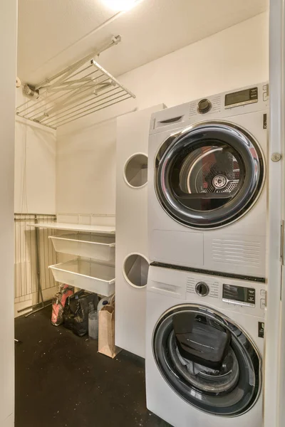 Una Lavanderia Con Due Lavatrici Asciugatrice Sul Pavimento Fronte Una — Foto Stock