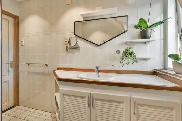 Ein Badezimmer Mit Spiegel Über Dem Waschbecken Und Toilettenpapier Der — Stockfoto