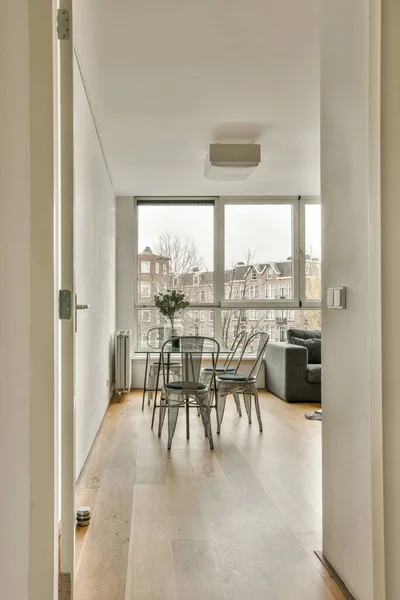 Ein Wohn Und Essbereich Einer Wohnung Mit Holzböden Weißen Wänden — Stockfoto