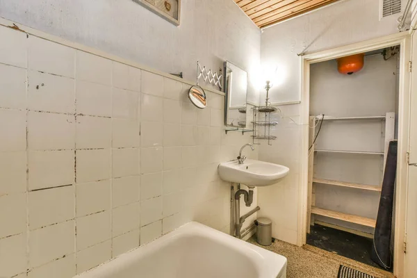 Mała Łazienka Umywalką Wanną Podłodze Obok Otwartych Drzwi Prowadzących Kabiny — Zdjęcie stockowe