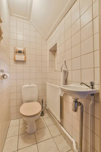 Μπάνιο Λευκά Πλακάκια Στους Τοίχους Και Μια Τουαλέτα Στη Γωνία — Φωτογραφία Αρχείου