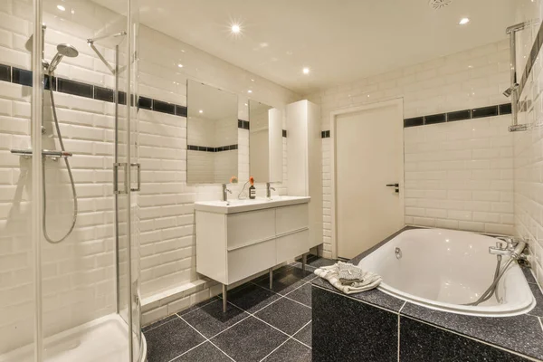 Ein Modernes Badezimmer Mit Schwarzen Und Weißen Fliesen Auf Dem — Stockfoto