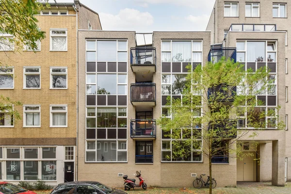 네덜란드 암스테르담 2021 주차되어 상자에서 나무들이 자라고 아파트 — 스톡 사진