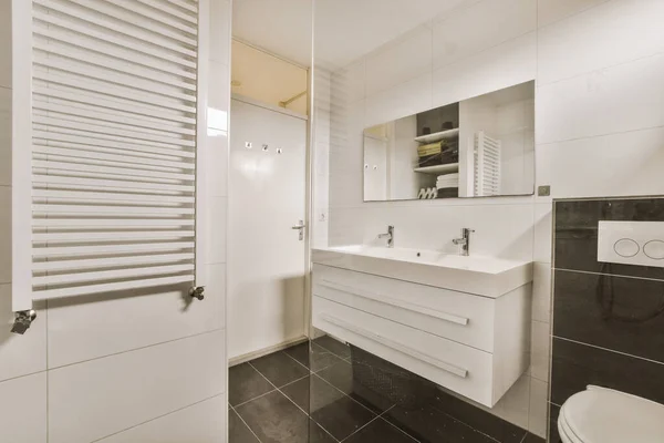 床に黒と白のタイルのモダンなバスルーム壁にはトイレがあります — ストック写真