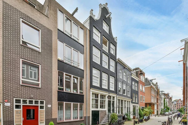 Amsterdam Holandia Kwietnia 2021 Użytku Jest Ulica Mieście Wieloma Budynkami — Zdjęcie stockowe
