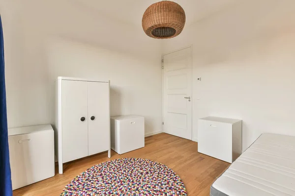 Ein Zimmer Mit Weißen Wänden Und Holzboden Zimmer Hängt Ein — Stockfoto