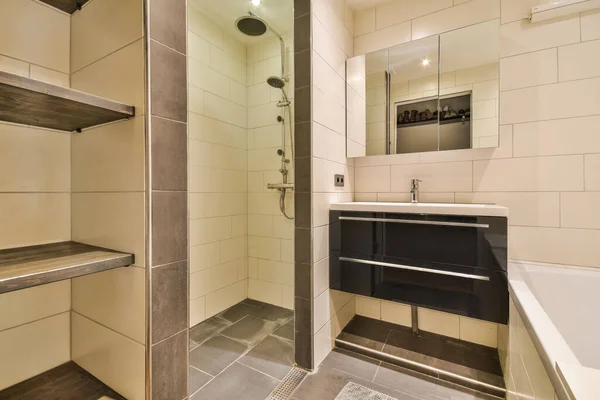 Duş Alırken Yanında Raflar Banyoya Benzeyen Bir Küvet Vardı — Stok fotoğraf