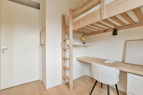 Ruang Kecil Dengan Tempat Tidur Meja Dan Lemari Putih Dinding — Stok Foto