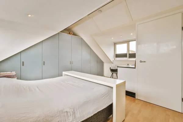 Yatak Odası Yatak Odası Dolaplar Yan Yana Tavan Arası Tarzı — Stok fotoğraf