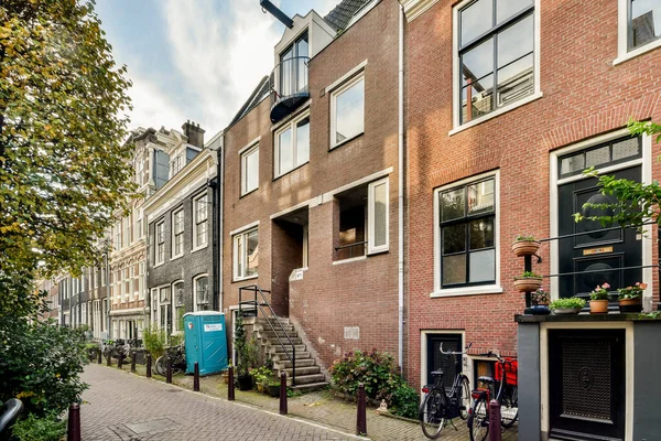 Een Stadsstraat Met Gebouwen Fietsen Geparkeerd Aan Zijkant Van Straat — Stockfoto