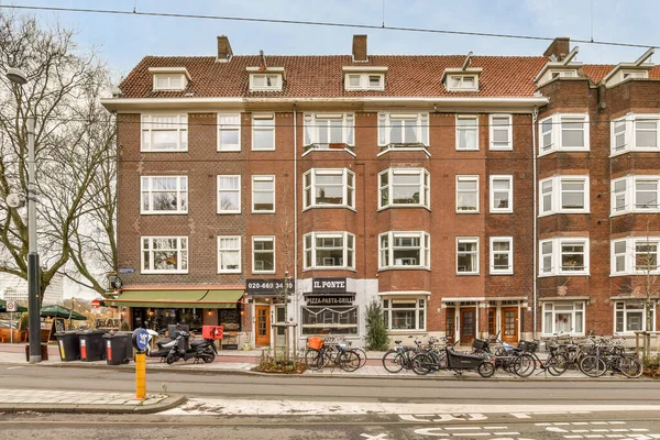 Άμστερνταμ Ολλανδία Απριλίου 2021 Ένα Κτίριο Από Τούβλα Ποδήλατα Παρκαρισμένο — Φωτογραφία Αρχείου