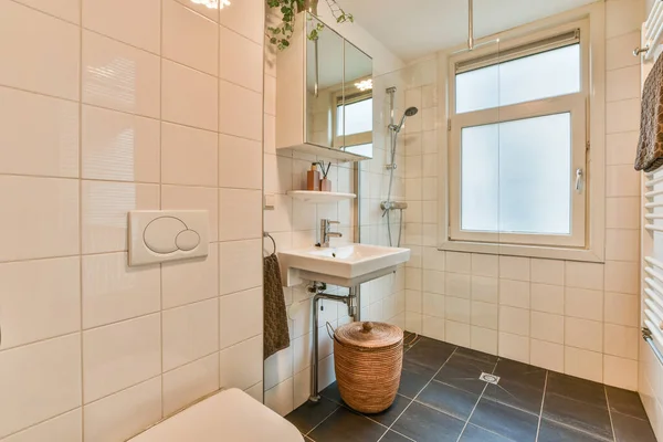 Banheiro Com Banheiro Pia Janela Área Empilhamento Chuveiro Esquerda Uma — Fotografia de Stock