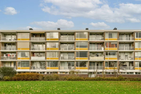 Een Appartementencomplex Met Balkons Balkons Balkons Balkons Voortuin — Stockfoto