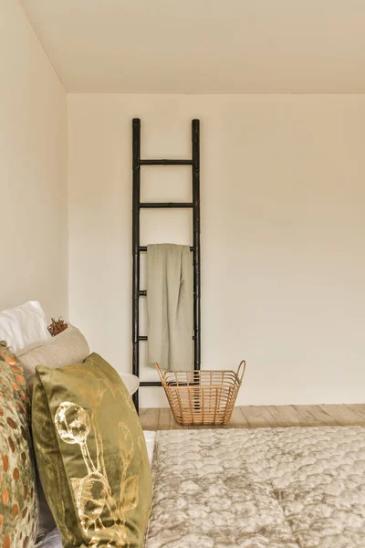 Łóżko Pokoju Lustrem Ścianie Nad Nim Krzesłem Końcu Łóżka — Zdjęcie stockowe