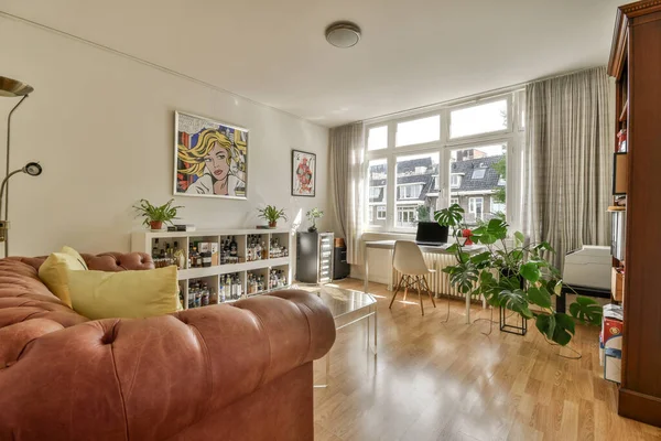 Amsterdam Niederlande April 2021 Ein Wohnzimmer Mit Holzboden Und Braunem — Stockfoto