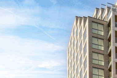 Amsterdam, Hollanda - 10 Nisan 2021: çok yüksek ve üst köşesinde bazı engeller bulunan pencereleri olan bir bina