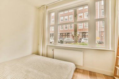 Yatak odası, merdiven ve penceresi olan bir yatak odası gerçek bir fotoğraftan alındı.