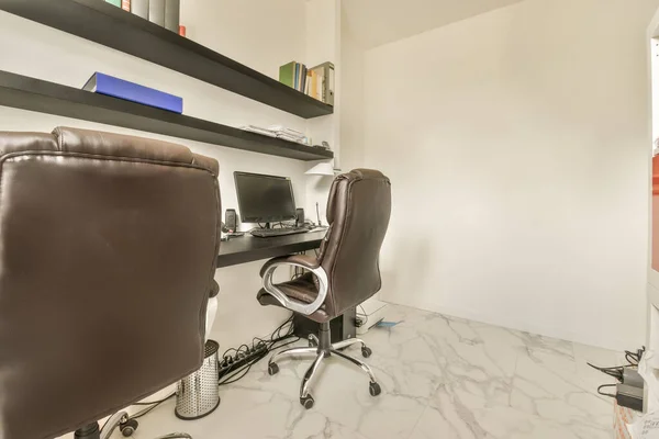 Domowe Biuro Dwoma Brązowymi Skórzanymi Krzesłami Komputerem Biurku Przed Ścianą — Zdjęcie stockowe