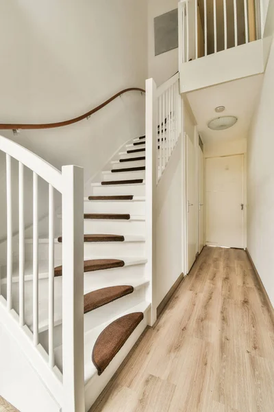 Пустая Комната Деревянными Полами Белыми Перилами Лестнице Ведущей Второй Этаж — стоковое фото