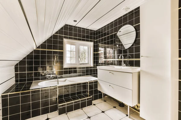 Banheiro Com Azulejos Preto Branco Nas Paredes Pia Espelho Produtos — Fotografia de Stock