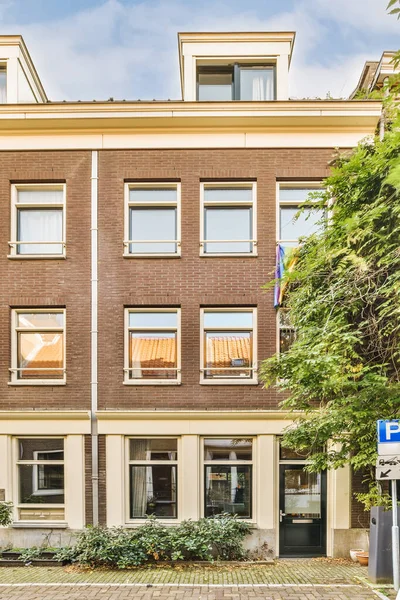 Apartman Épület Amszterdamban Bejárati Ajtó Nyitva Fák Nőnek Mindkét Oldalán — Stock Fotó