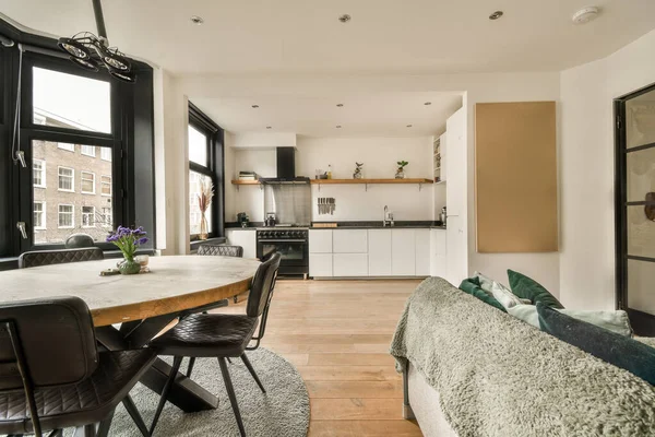 Uma Cozinha Sala Jantar Apartamento Moderno Com Paredes Brancas Piso — Fotografia de Stock