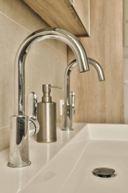 Lavabonun önündeki tezgahta sabun ve diş fırçası olan bir banyo lavabosu.