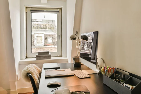Biuro Domowe Biurkiem Krzesłem Monitorem Komputerowym Stole Przed Oknem Widokiem — Zdjęcie stockowe