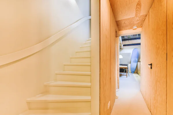 Einen Flur Einem Haus Mit Weißen Wänden Und Hellen Holztreppen — Stockfoto