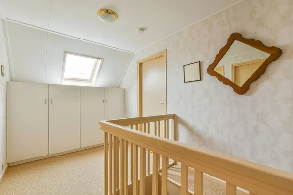 Una Habitación Vacía Con Paredes Blancas Suelos Color Beige Hay — Foto de Stock