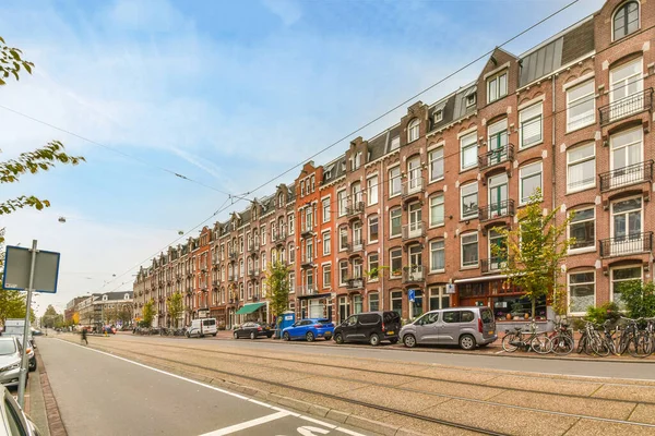 네덜란드 암스테르담 2021 길가에 주차되어 사람들은 자전거를 — 스톡 사진