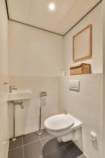 Gabinetto Bianco Bagno Con Piastrelle Nere Sul Pavimento Uno Specchio — Foto Stock