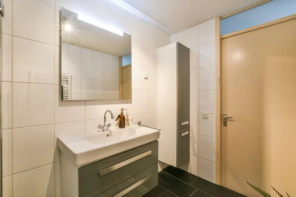 Koupelna Bílými Dlaždicemi Stěnách Černou Podlahou Před Umyvadlem Zrcadlem Dveřmi — Stock fotografie