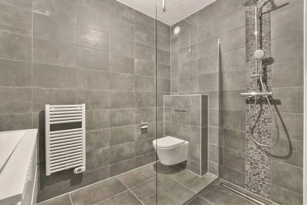 Uma Moderna Casa Banho Com Azulejos Cinzentos Nas Paredes Chão — Fotografia de Stock