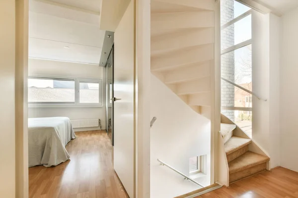 带有木地板和楼梯的房子的内部通向通向通向卧室的敞开的门 — 图库照片