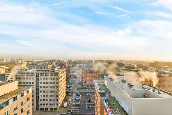 Amsterdam Nederländerna April 2021 Ett Stadsområde Med Byggnader Och Rök — Stockfoto