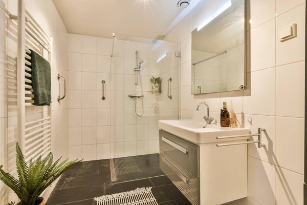 Bagno Bianco Con Pavimento Piastrelle Nere Specchio Parete Sopra Lavandino — Foto Stock