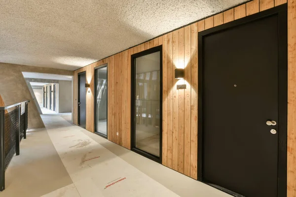 Interior Uma Casa Com Paredes Painéis Madeira Portas Vidro Preto — Fotografia de Stock