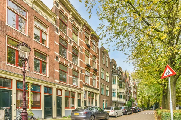 Άμστερνταμ Κάτω Χώρες Απριλίου 2021 Ένας Δρόμος Της Πόλης Αυτοκίνητα — Φωτογραφία Αρχείου