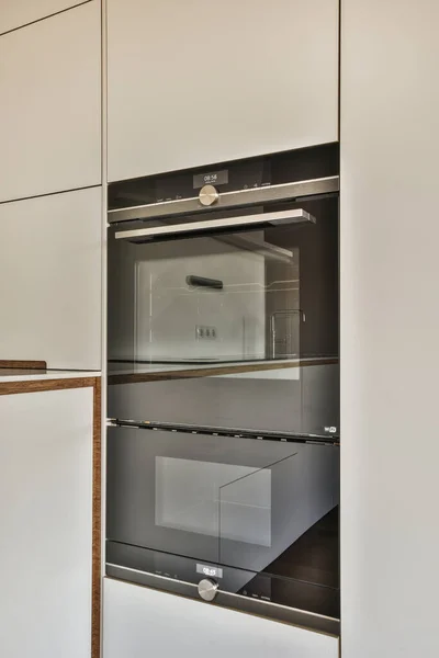 Bagian Dalam Oven Dapur Dengan Lemari Putih Dan Kayu Trims — Stok Foto