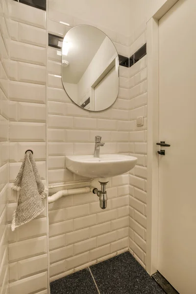 洗澡间旁边的浴室是白色的 洗澡间上方有镜子 墙上有毛巾架 — 图库照片