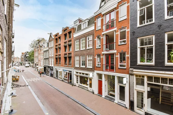 Amsterdam Hollanda Nisan 2021 Her Iki Tarafında Birçok Bina Bisikletin — Stok fotoğraf