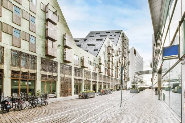 Amsterdam Netherlands April 2021 City Street Bikes Parked Sidewalks Buildings — Stock Photo, Image