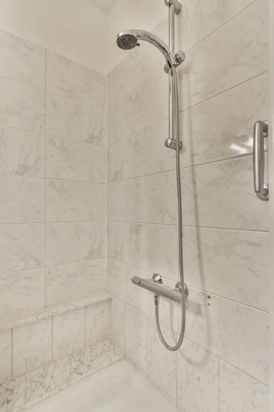 Banheiro Com Paredes Mármore Azulejos Brancos Parede Incluindo Uma Cabeça — Fotografia de Stock