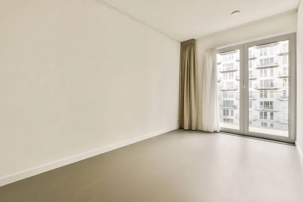 Una Habitación Vacía Con Paredes Blancas Suelo Derecha Hay Gran — Foto de Stock