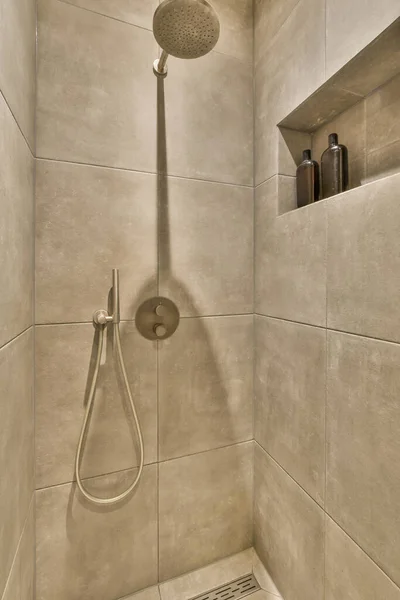 あなたの家の浴室のリフレクションのために使用されるために非常に清潔で準備ができているシャワー — ストック写真