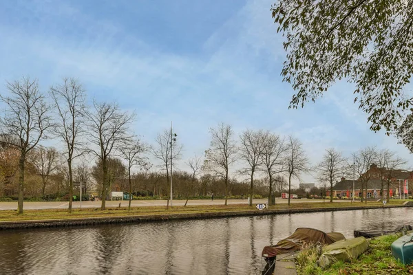 Амстердам Нидерланды Апреля 2021 Года Река Деревьями Зданиями Заднем Плане — стоковое фото