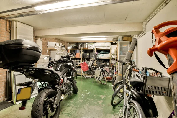 Niektóre Motocykle Zaparkowane Garażu Bez Nikogo Rowerze Inny Nim Który — Zdjęcie stockowe
